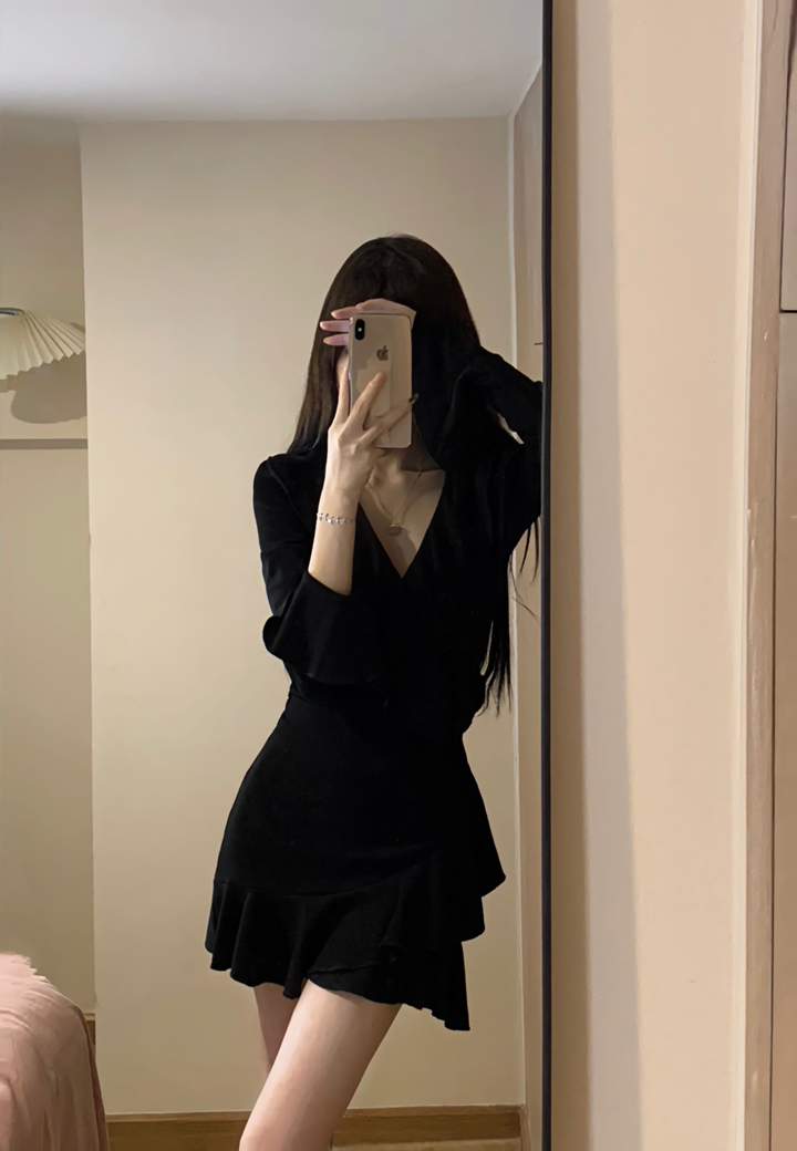 Black Hepburn-Style V-Neck Knitted Dress for Women, Autumn Ruffled Flared Sleeves, Slim Fit Little Black Dress, 90s Inspired Fashion