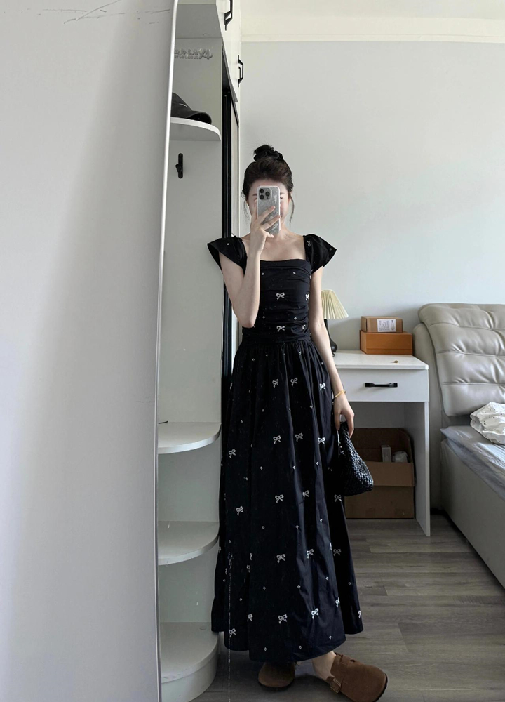 Black Square-Neck Butterfly Embroidered Flying Sleeve Dress - Elegant Waist-Cinching Little Black Dress for Summer 2023