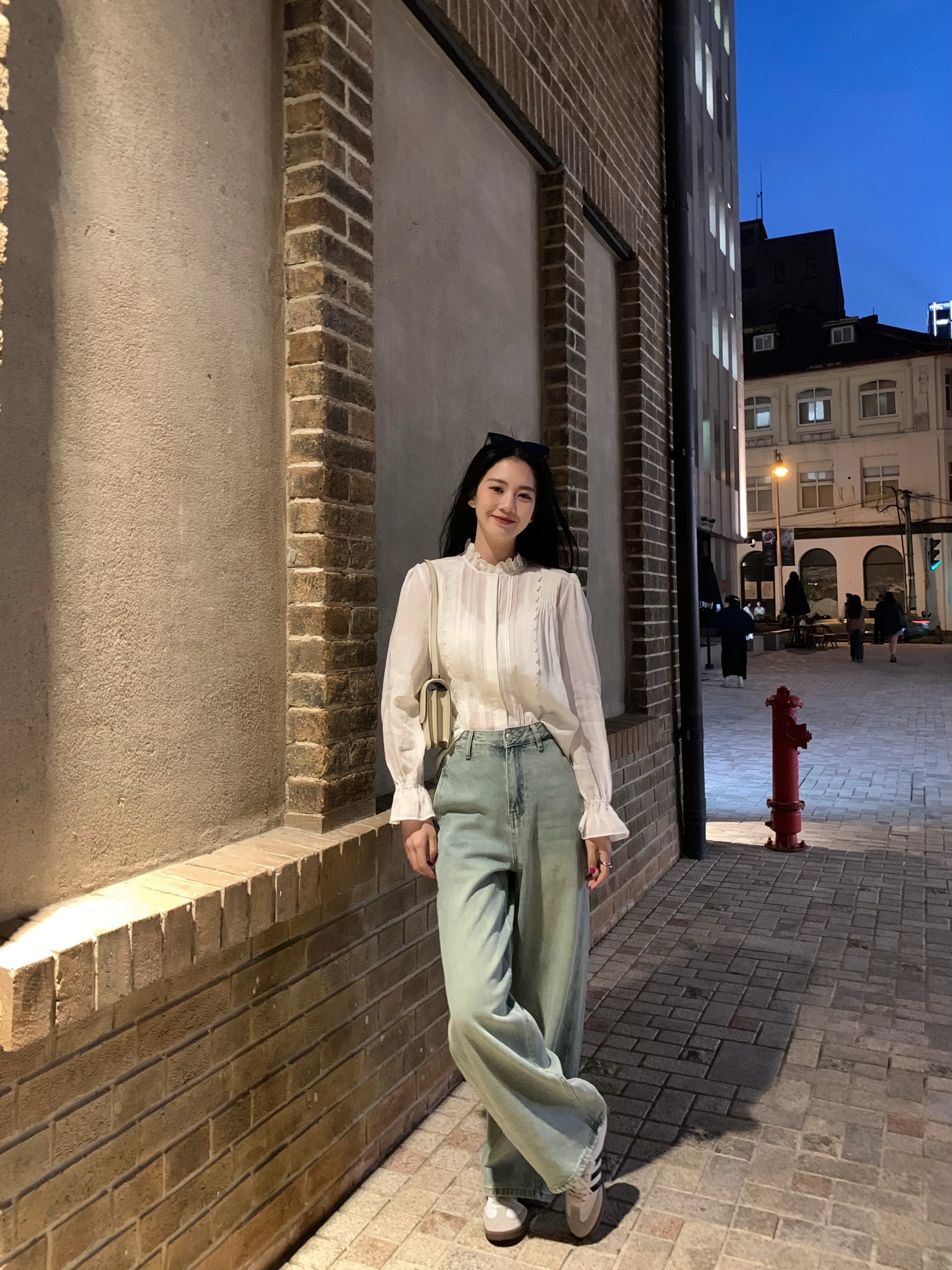 Casual Water-Wash Blue Straight Jeans - Relaxed Fit Slimming Floor-Length Denim Pants for Effortless Style