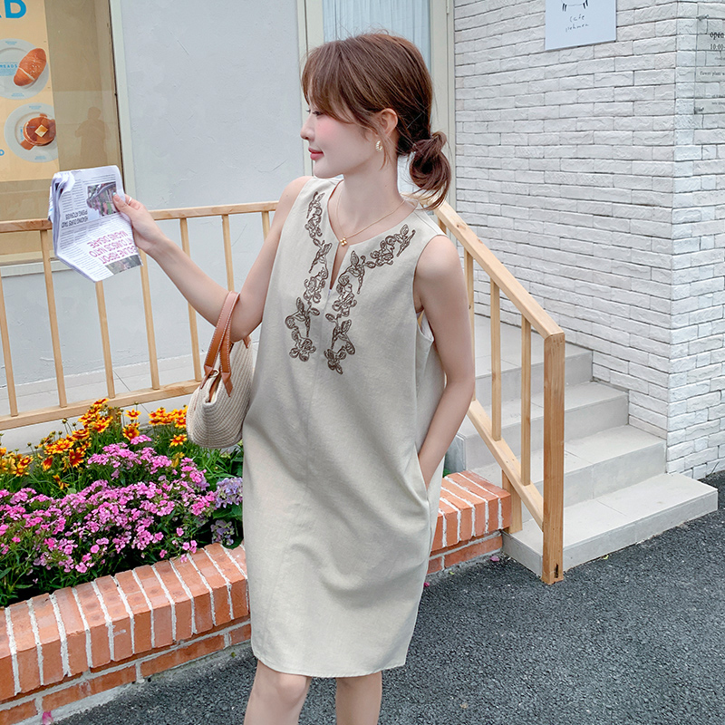 Chinese-Style Embroidered Sleeveless Dress for Women - Summer National Wind Elegant Dress with Cool Comfort for Petite Fits