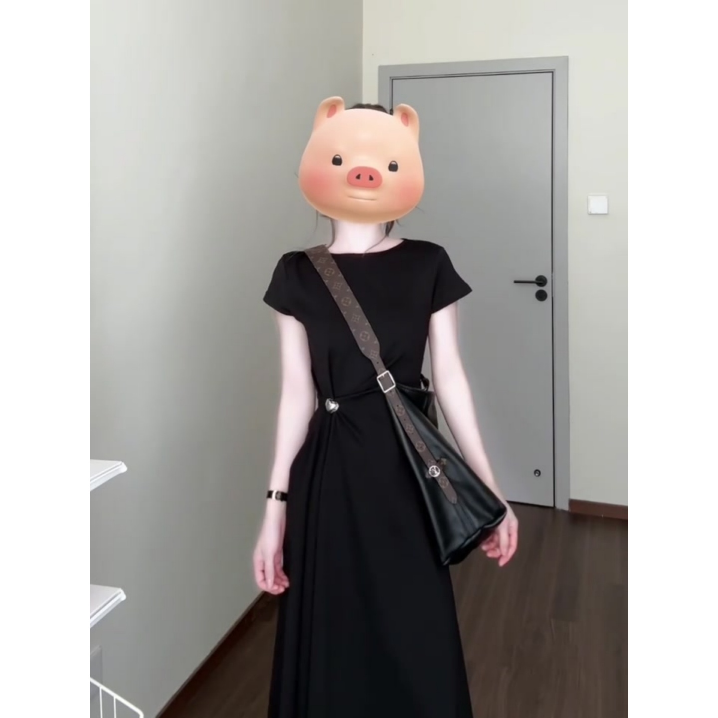 High-End Black Short Sleeve Dress for Women, Summer Pleated A-Line Skirt, Casual Waist-Cinching Style