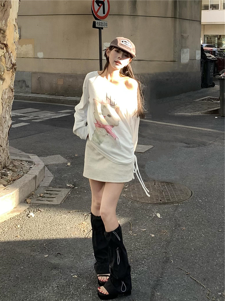 Off-Shoulder Cat Print T-Shirt for Women - Vintage Style, Loose Fit, Slimming Asymmetrical Top for Autumn, Trendy Niche Fashion