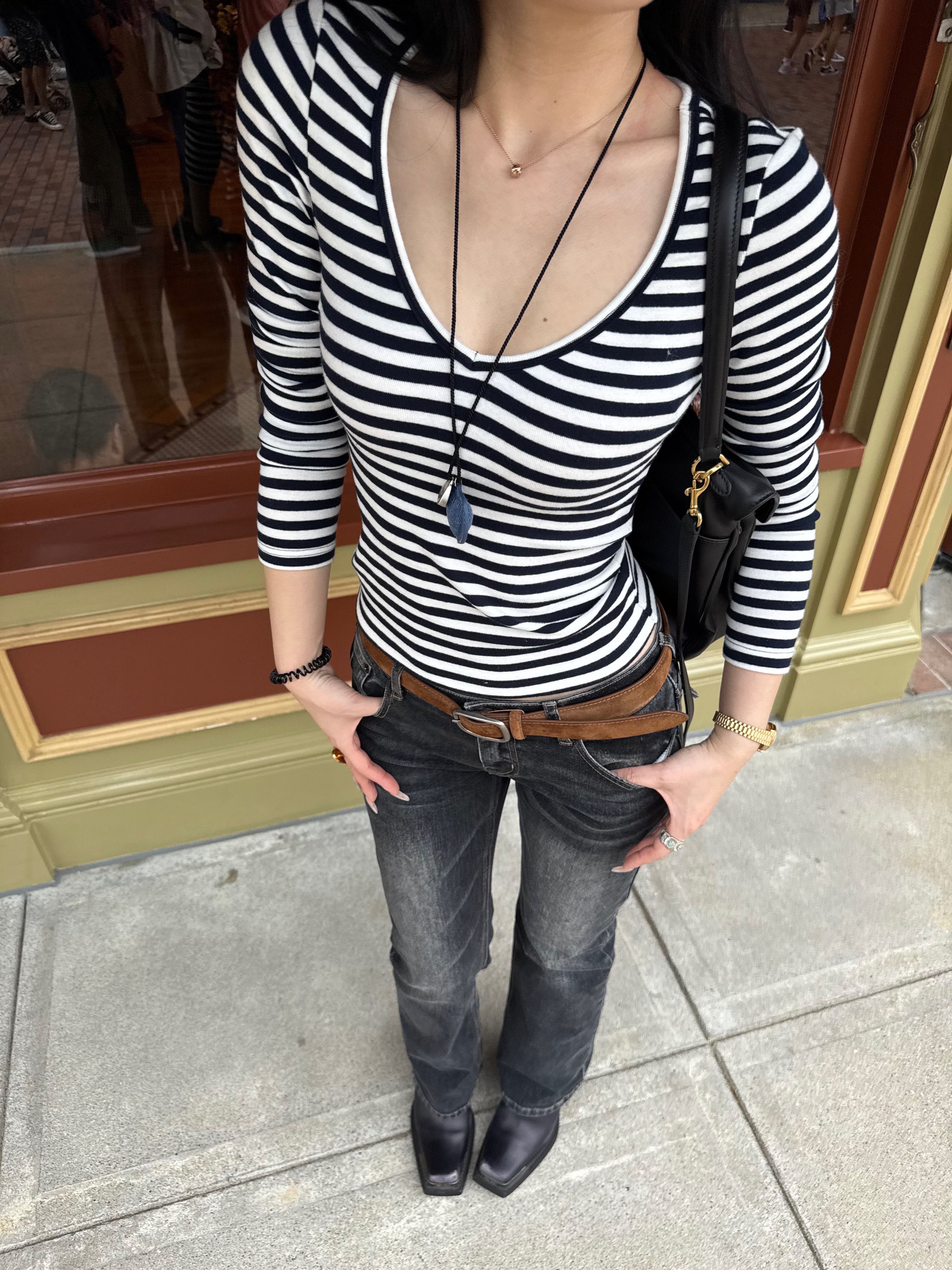 Retro Stripes Slimming V-Neck Base Shirt for Fashionable Layering – 90s Inspired Chic Style