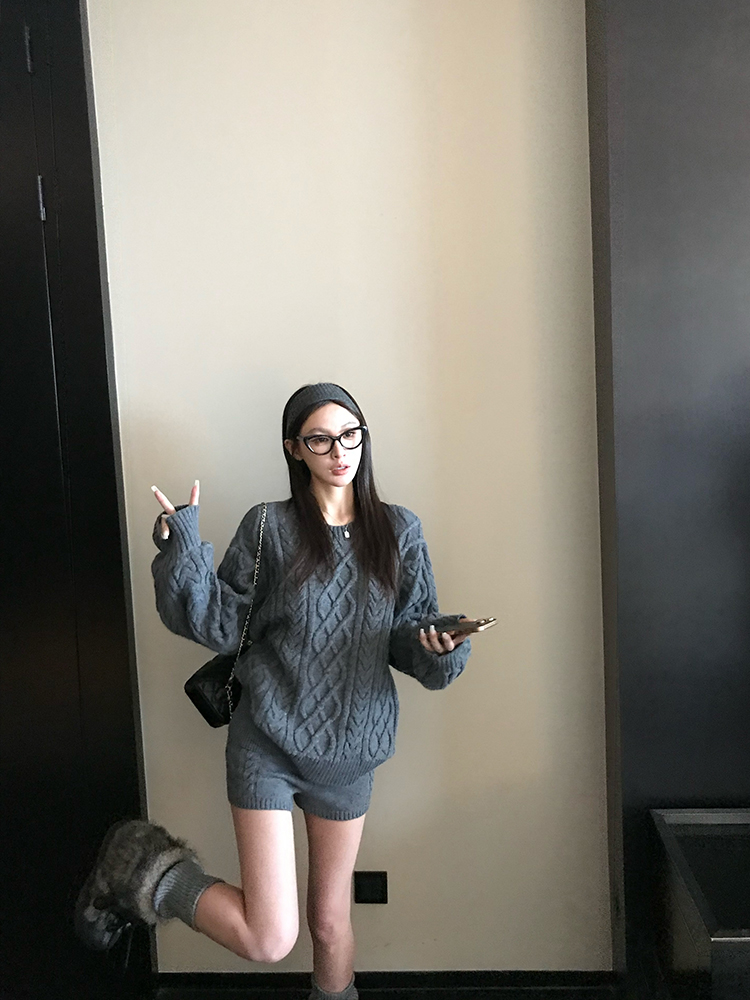 Warm Winter Fireplace Wool Cable Knit Round Neck Sweater Women's Pullover Outfit Set with Shorts - Cozy 90s Style Winter Fashion
