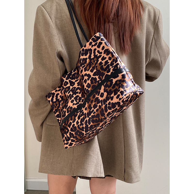 Women's Leopard Print Canvas Tote Bag - Large Capacity Shoulder Handbag for Spring/Summer 2025 - Trendy Niche Design