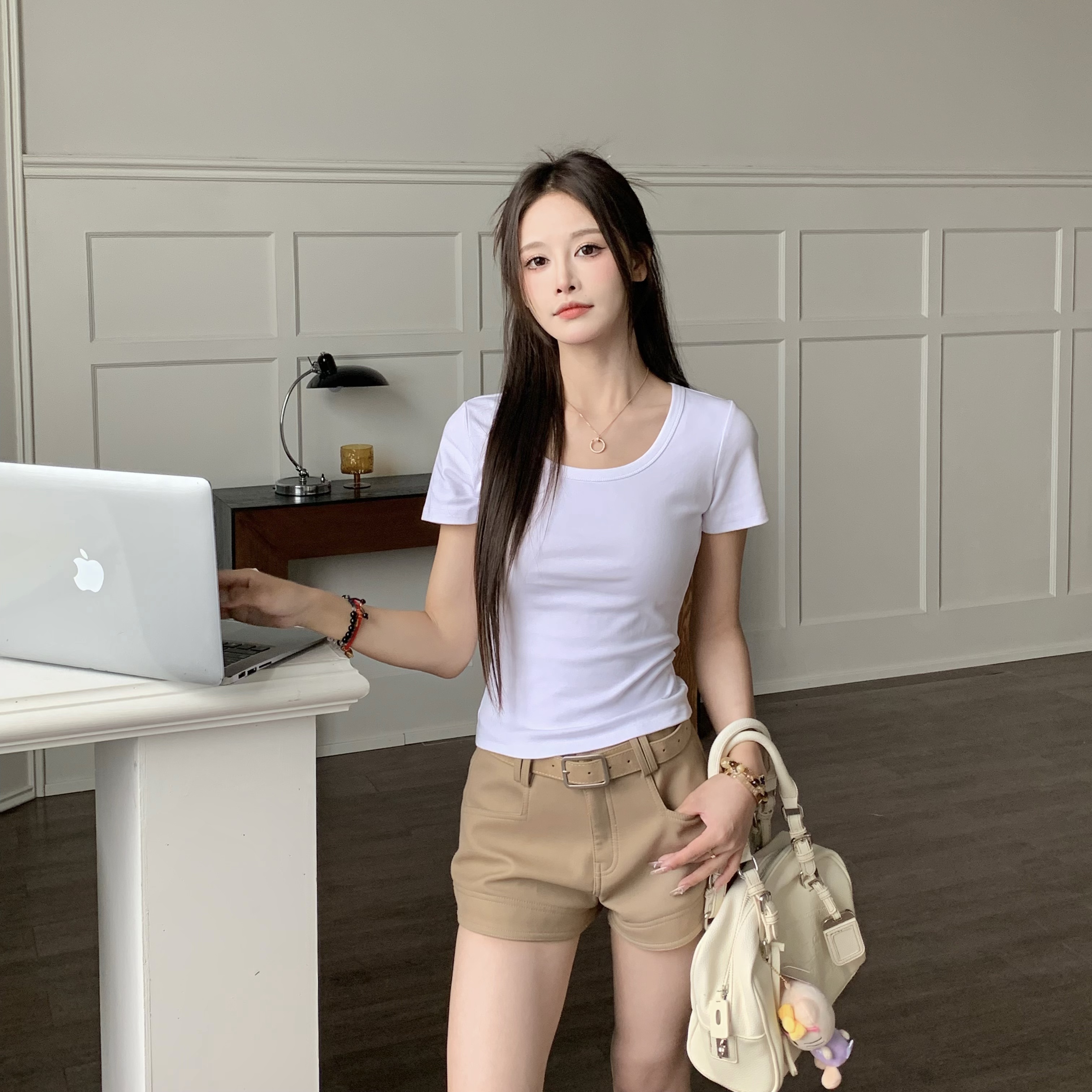 Women's Slim Fit U-Neck Short Sleeve T-shirt - Versatile White Top for Spring 2025, Perfect for Casual 90s Style