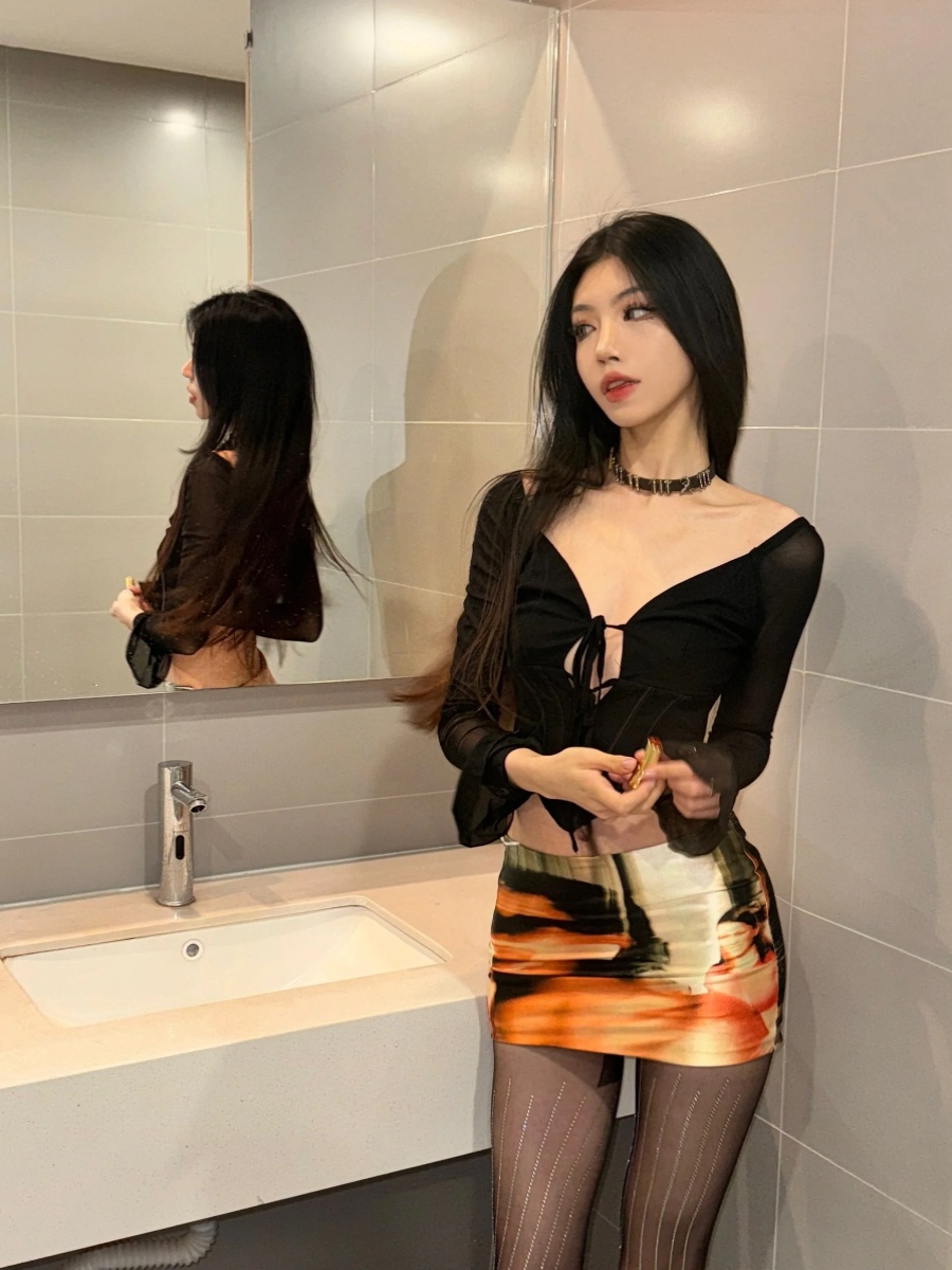 Y2K Low-Waist Ultra-Short Bodycon Skirt with Portrait Print - Retro Summer Style for Women